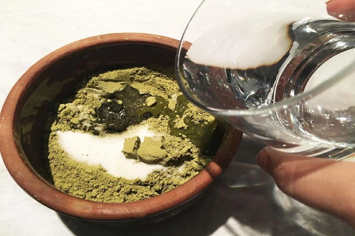 آموزش ساخت رنگ موی طبیعی با حنا و زعفران در خانه