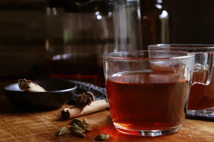 چطور هل را در چای بریزیم